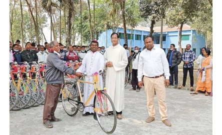 孟加拉傳道員獲贈單車 深入偏遠山區宣講福音封面