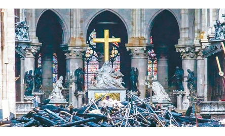 法國巴黎聖母院火災 燒毀尖塔 幸保主要聖物封面