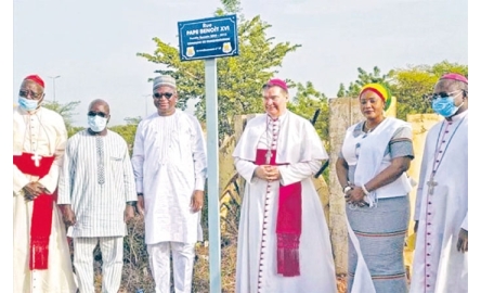 西非國家一街道 以教宗本篤十六命名封面