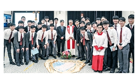 香港鄧鏡波書院中六畢業祝福禮封面