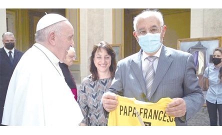  梵蒂岡足球隊售賣球衣   一半收益支持教宗工作 封面
