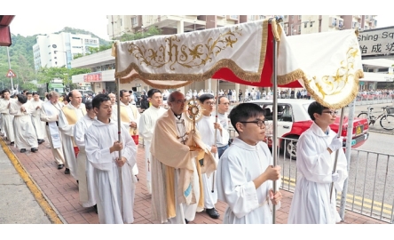 聖召委員會連串活動與堂區信徒慶祝聖召月封面