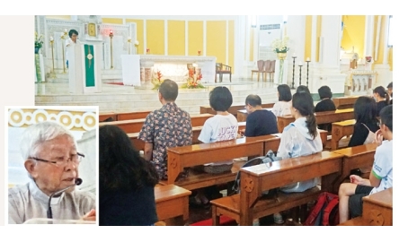 陳日君樞機與教友 聖堂內為香港祈禱封面
