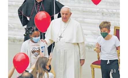 教宗85歲生日快樂！露宿者與孩童獻上祝福封面