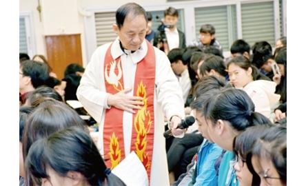 明愛莊月明中學 為全校師生獻彌撒封面