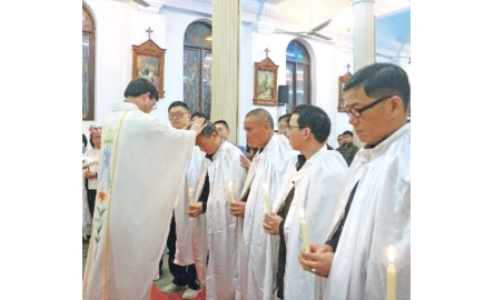 杭州天主堂歡慶復活節 11位慕道者領洗入教封面