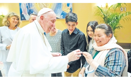 教宗接見阿富汗家庭 聆聽逃難故事封面